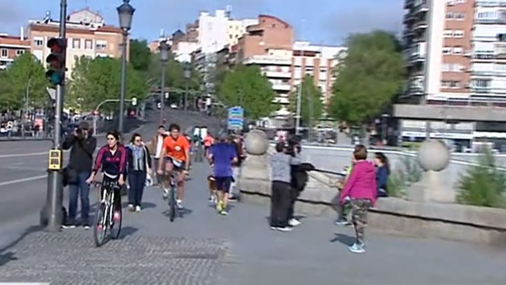 El cierre de parques complica que los 'runners' mantengan la distancia de seguridad en Madrid