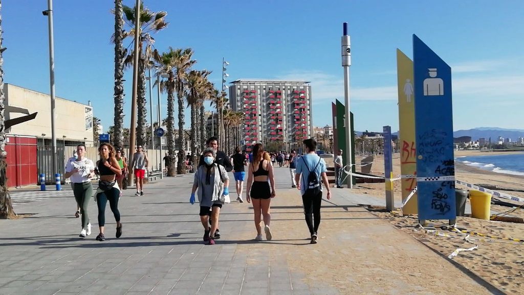 Los vecinos de la Barceloneta de Barcelona piden cerrar el barrio ante el aluvión de deportistas amateurs Los vecinos de la Barceloneta de Barcelona piden cerrar el barrio ante el aluvión de deportistas amateurs