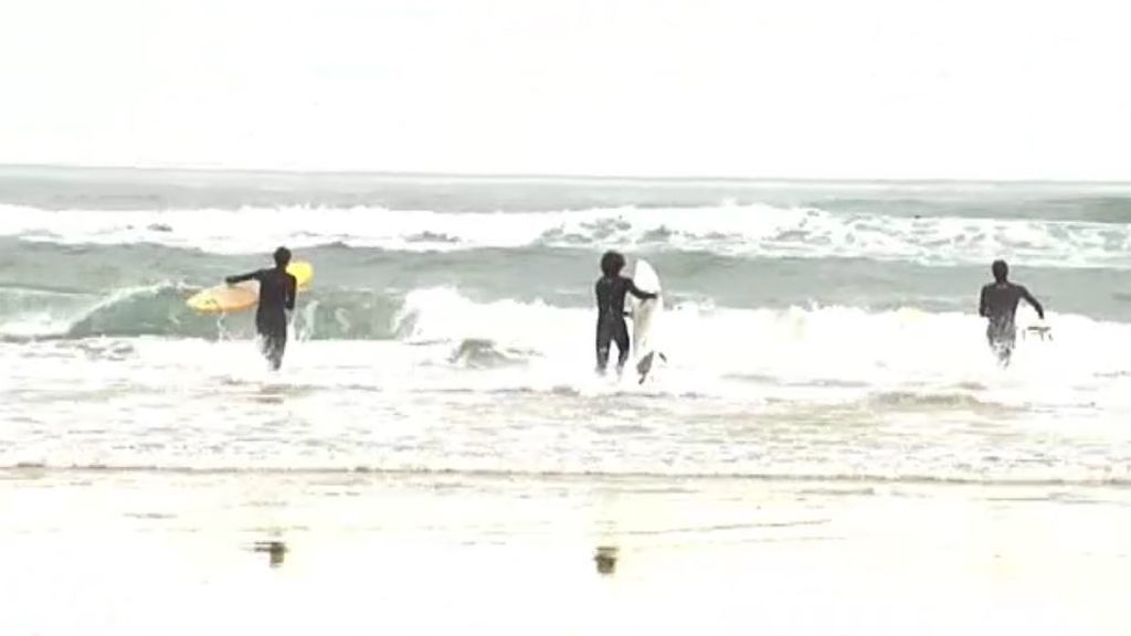 Los surfistas de San Sebastián vuelven al agua