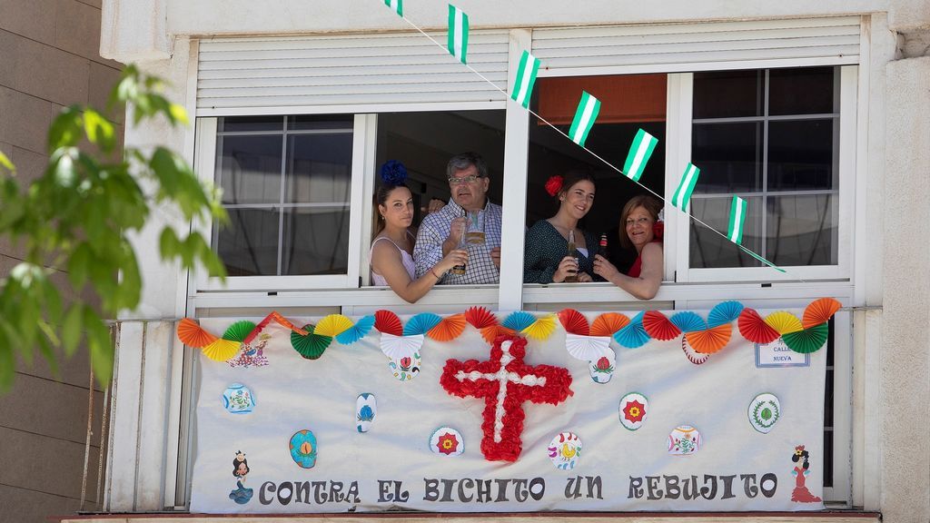 Vecinos de Motril celebran el Día de las Cruces desde sus casas