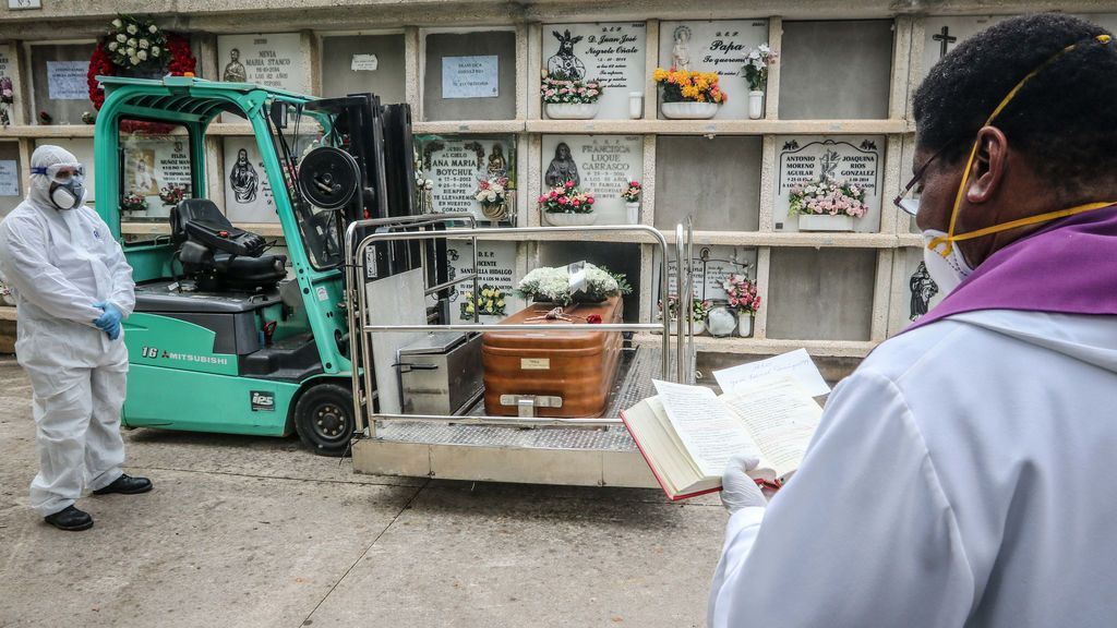 EuropaPress_2785452_07_april_2020_spain_malaga_apriest_wearing_face_mask_prays_during_burial EuropaPress_2785452_07_april_2020_spain_malaga_apriest_wearing_face_mask_prays_during_burial