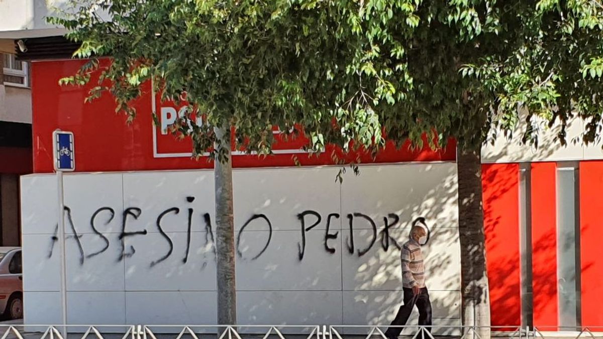 La sede del PSOE de Córdoba amanece con la pintada 'Asesino Pedro'
