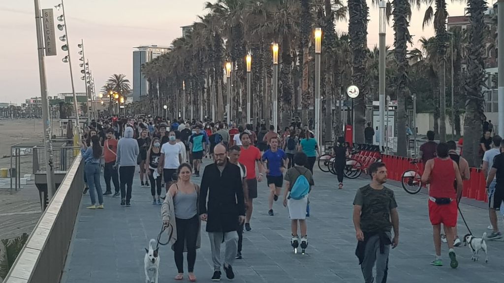 El Paseo Marítimo de Barcelona se llena en el turno de tarde El Paseo Marítimo de Barcelona se llena en el turno de tarde