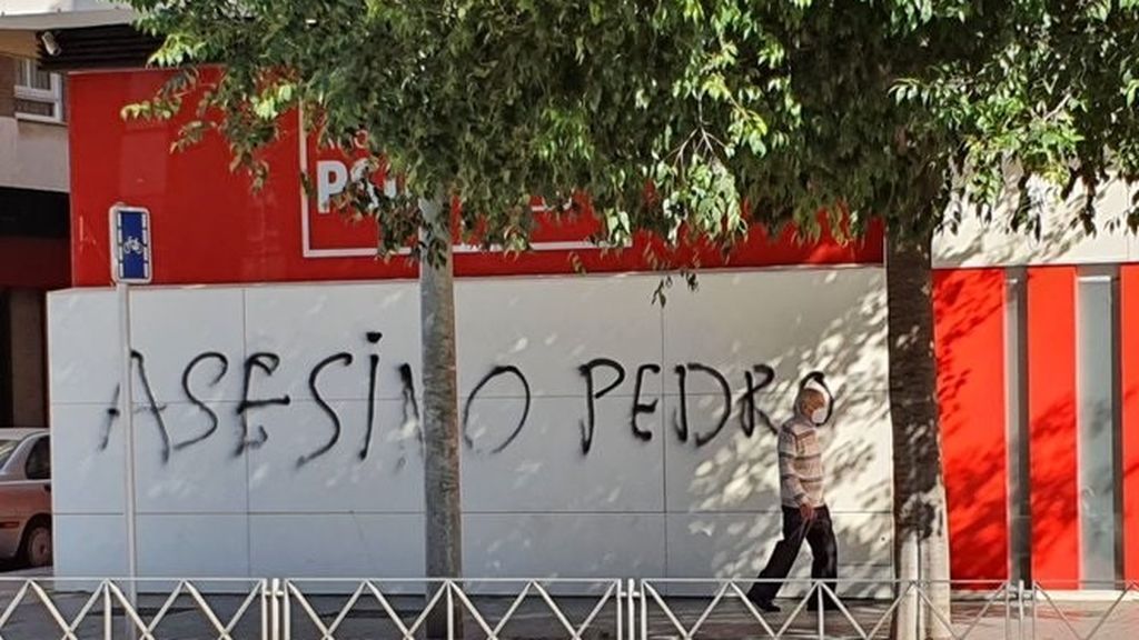Pintada en la que se lee 'Asesino Pedro' en la sede del PSOE de Córdoba