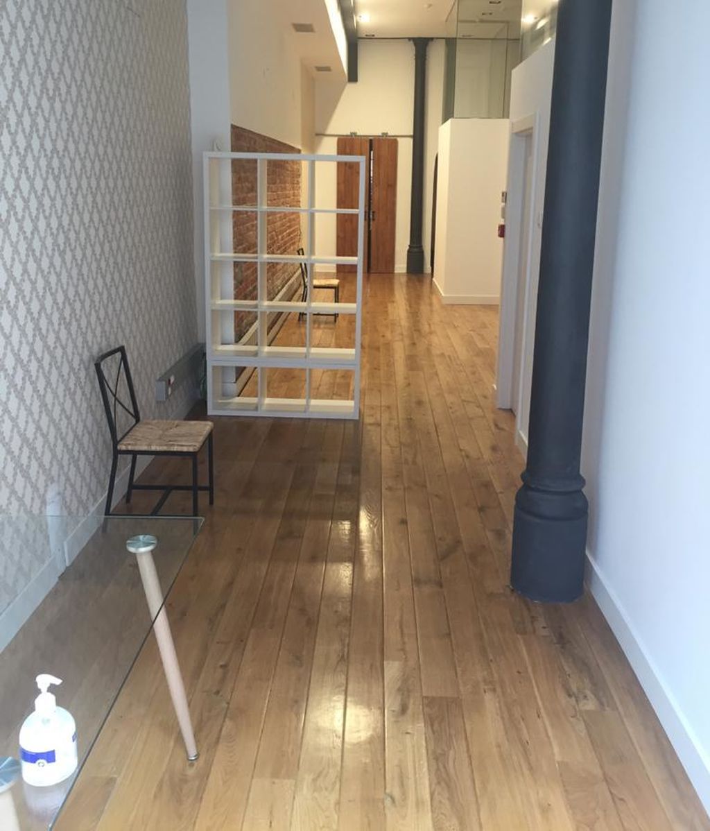 Sala y pasillos vacíos para que no haya contacto entre pacientes.