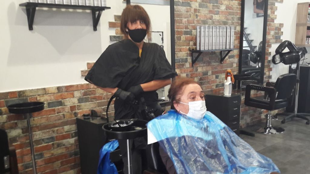 Yenia García atiende a Loli que va a teñirse el pelo.