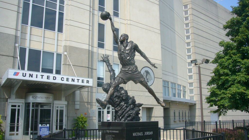 Estatua en homenaje a Michael Jordan en la entrada del United Center