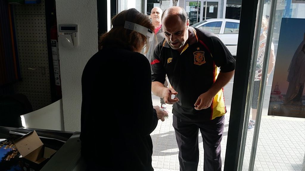 Una ferretera atendiendo a un cliente