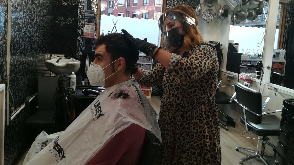 Bel atendiendo a su primer cliente, Carmelo, a las 8 y media de la mañana.