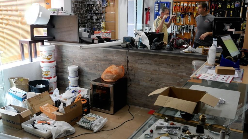 Juan, a la derecha, atendiendo a un cliente