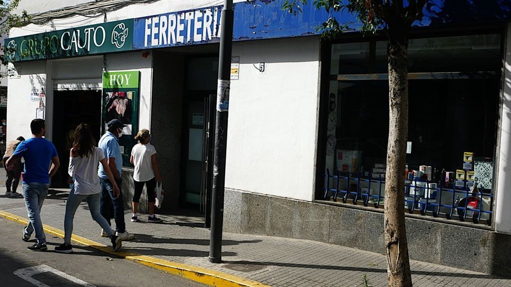 Gente esperando a la puerta de una ferretería