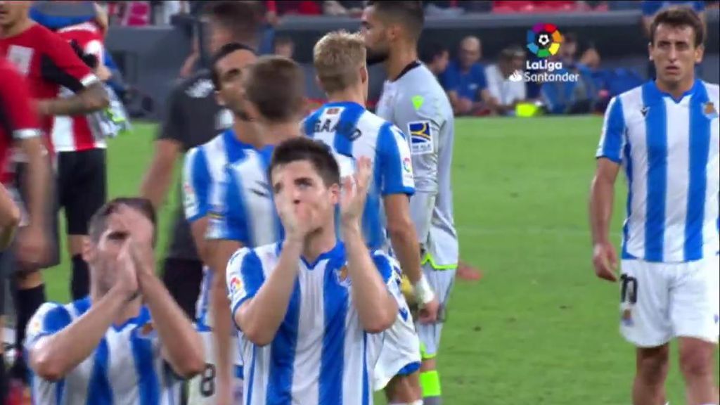 Jugadores de la Real Sociedad aplauden a la grada.