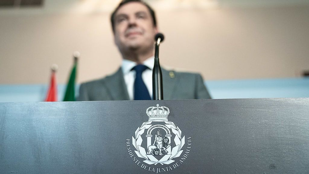 La Junta de Andalucía ‘renueva’ el escudo de la comunidad y estalla la polémica en redes: “Han infringido el Estatuto de Andalucía” La Junta de Andalucía ‘renueva’ el escudo de la comunidad y estalla la polémica en redes: “Han infringido el Estatuto de Andalucía”