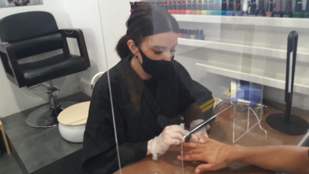 Ainara García haciendo la manicura protegida por una manpara.