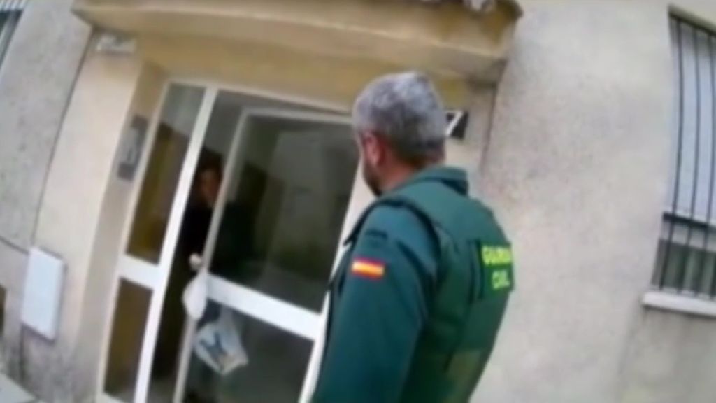 Dos guardias civiles de Cádiz llevan medicamentos a un niño con autismo