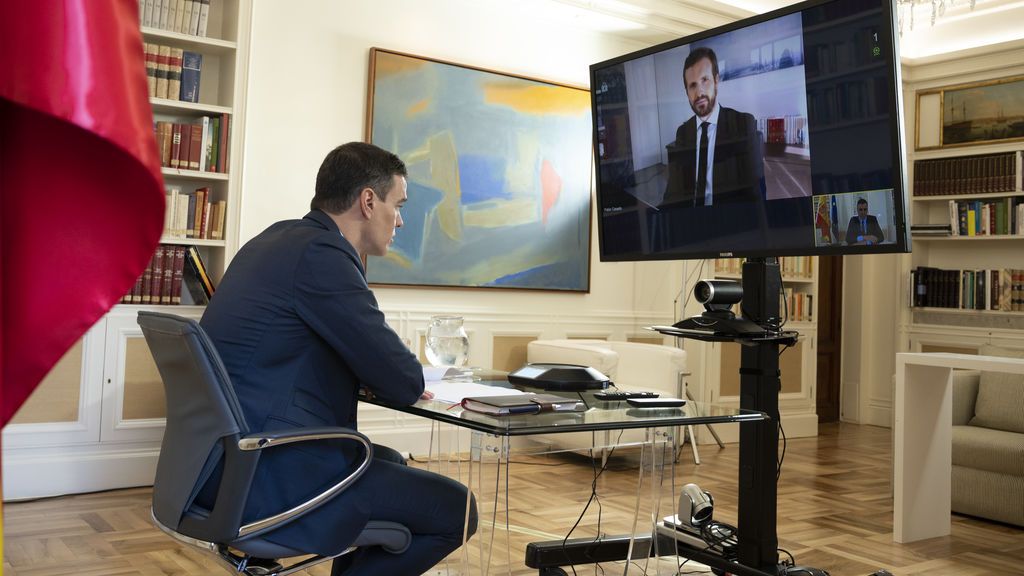 Pedro Sánchez convesa telemáticamente con Pablo Casado Pedro Sánchez convesa telemáticamente con Pablo Casado