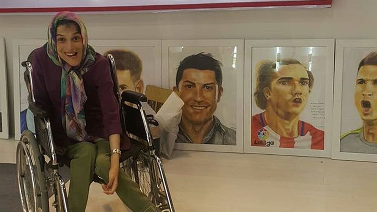 Fateme Hamani tiene el 85% del cuerpo paralizado y pinta con los pies: así son sus retratos de Cristiano, Messi y otros futbolistas Fateme Hamani tiene el 85% del cuerpo paralizado y pinta con los pies: así son sus retratos de Cristiano, Messi y otros futbolistas