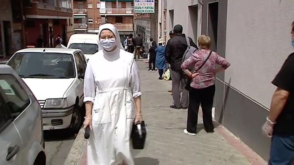 Interminables colas para recoger comida en Vallecas, el barrio más castigado por la pandemia