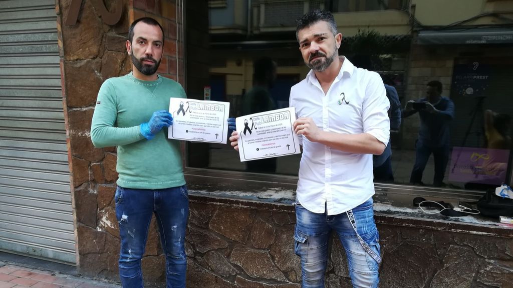 Julio Sotomayor, con camiseta azul, junto a su socio Sergio, a la entrada de su local.