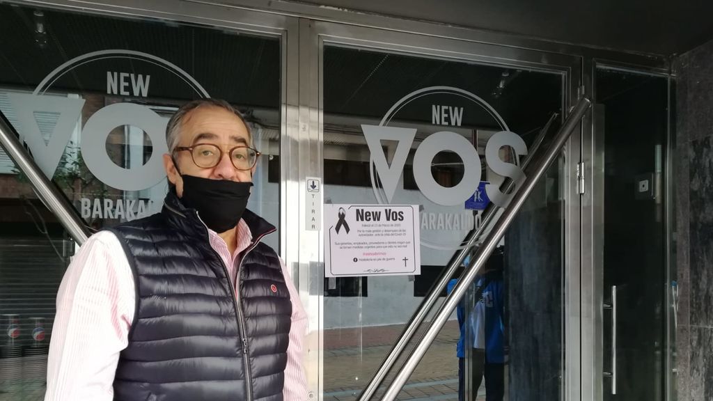 Alberto Armolea en la entrada de uno de sus locales en Barakaldo.