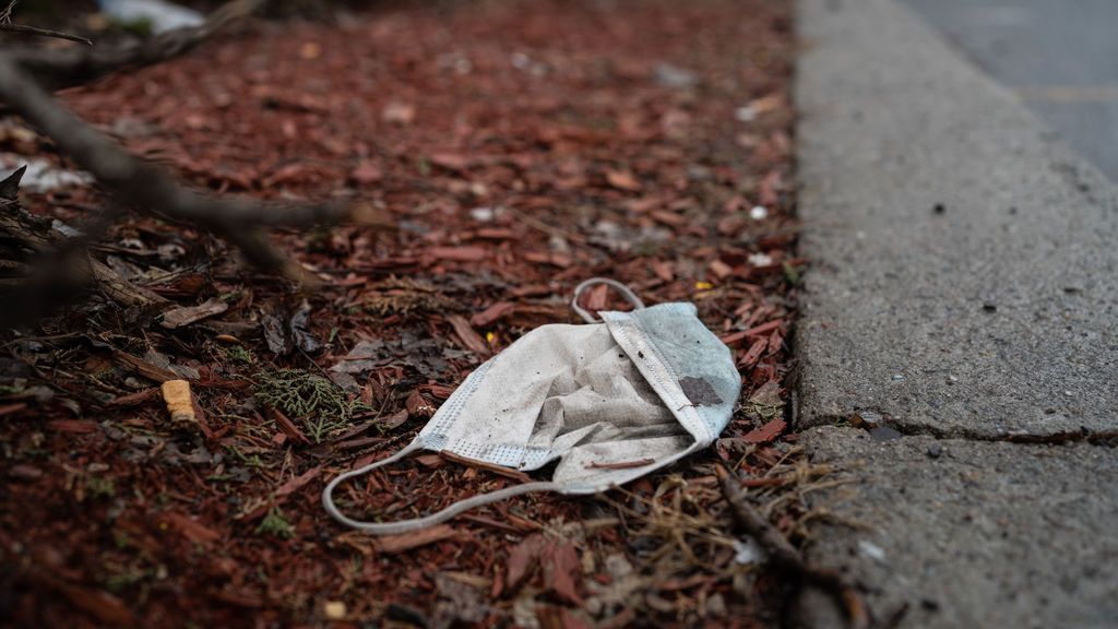 Mascarillas y guantes en nuestras calles en unos minutos de paseo: llega la nueva contaminación por el coronavirus