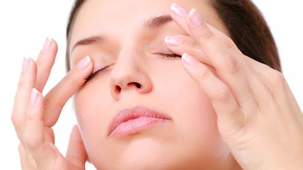 Masaje en el contorno de los ojos.