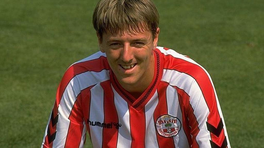 Matt le Tissier posando con la camiseta de su equipo de fútbol