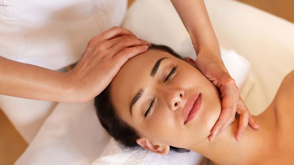 El masaje facial te proporcionará muchos beneficios.