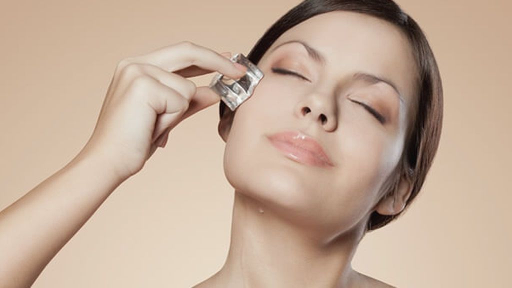 Masaje facial con hielos.