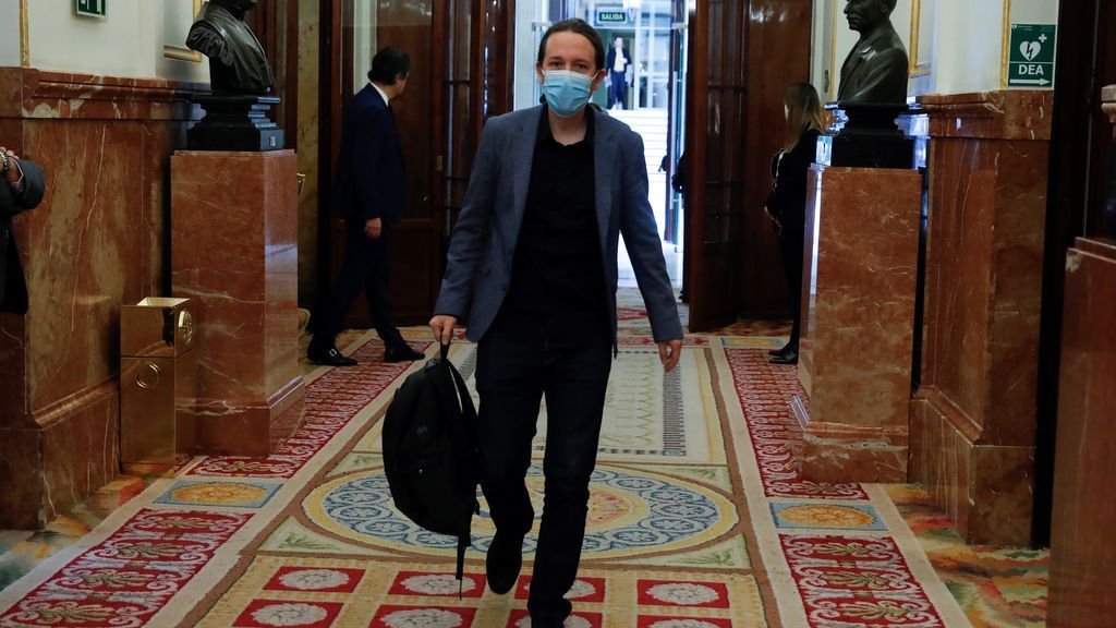Y 54 días después, Pablo Iglesias se pone la mascarilla para entrar en el Congreso Y 54 días después, Pablo Iglesias se pone la mascarilla para entrar en el Congreso