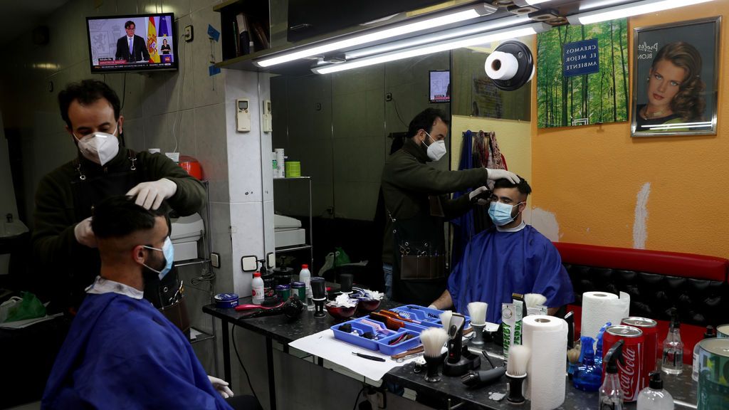 Largas listas de espera en las peluquerías de España tras la reapertura