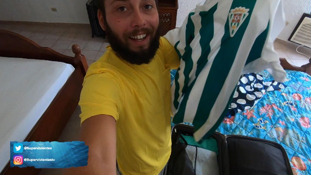 Avilés destapa su pasión por un equipo de fútbol al recuperar su maleta