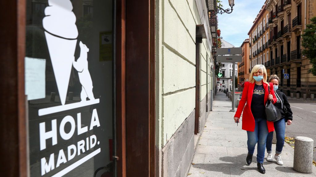 Dos mujeres caminan por las calles de Madrid