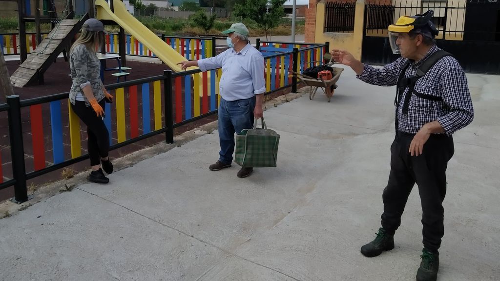El desconfinamiento de los 123 habitantes de Villalbarba: "Parecían las fiestas del pueblo" El desconfinamiento de los 123 habitantes de Villalbarba: "Parecían las fiestas del pueblo"