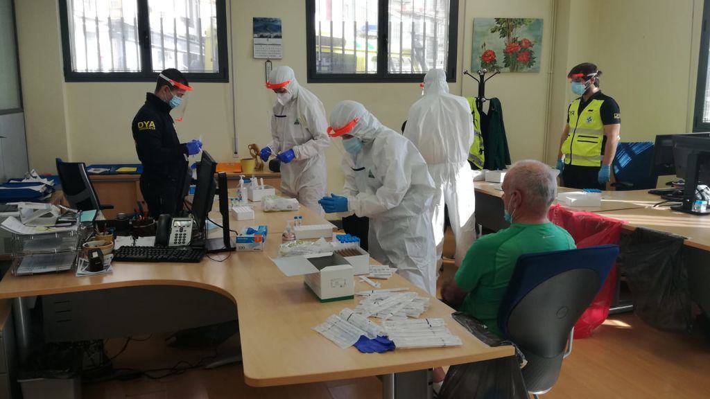 Voluntarios de la DYA realizan los test a los marineros.