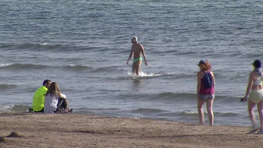 Valencia permite el baño en las playas