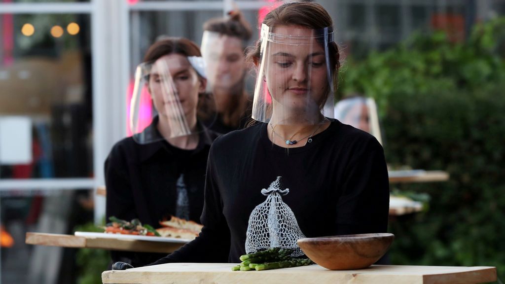 Varias personas comen en un restaurante de Ámsterdam con medidas de prevención