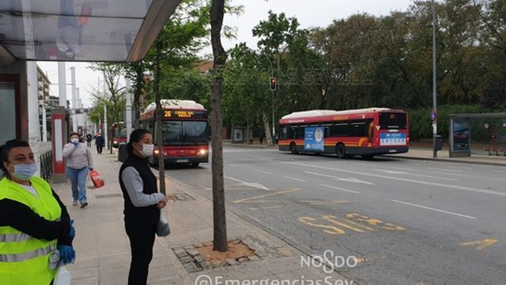 Usuarios de Tussam en una parada en Sevilla