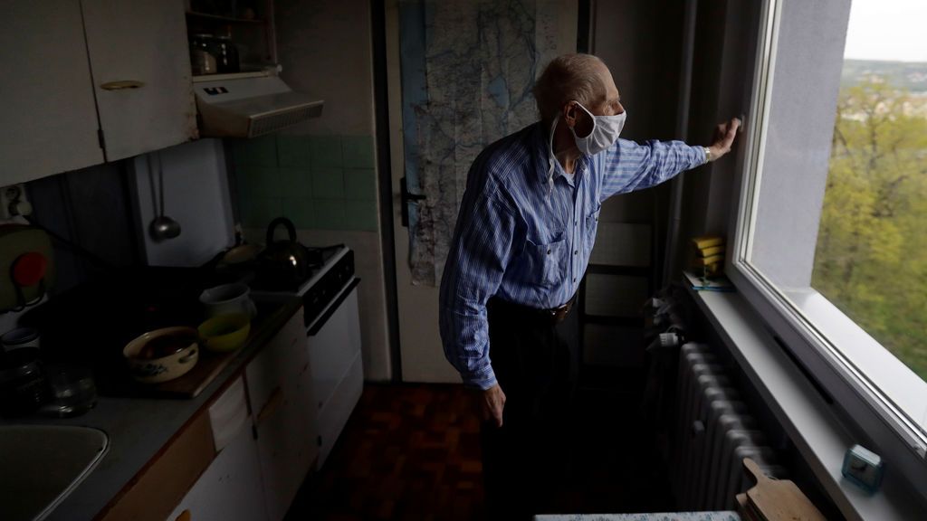 Prolongar el confinamiento sólo a los ancianos: la polémica medida contra los rebrotes Prolongar el confinamiento sólo a los ancianos: la polémica medida contra los rebrotes