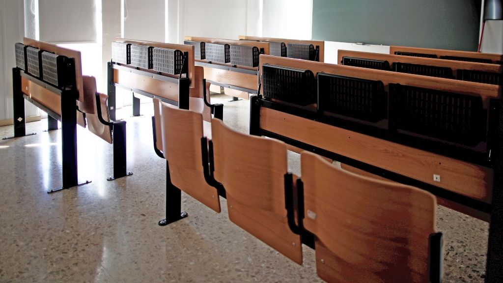 Aula vacía de una facultad por la crisis del coronavirus