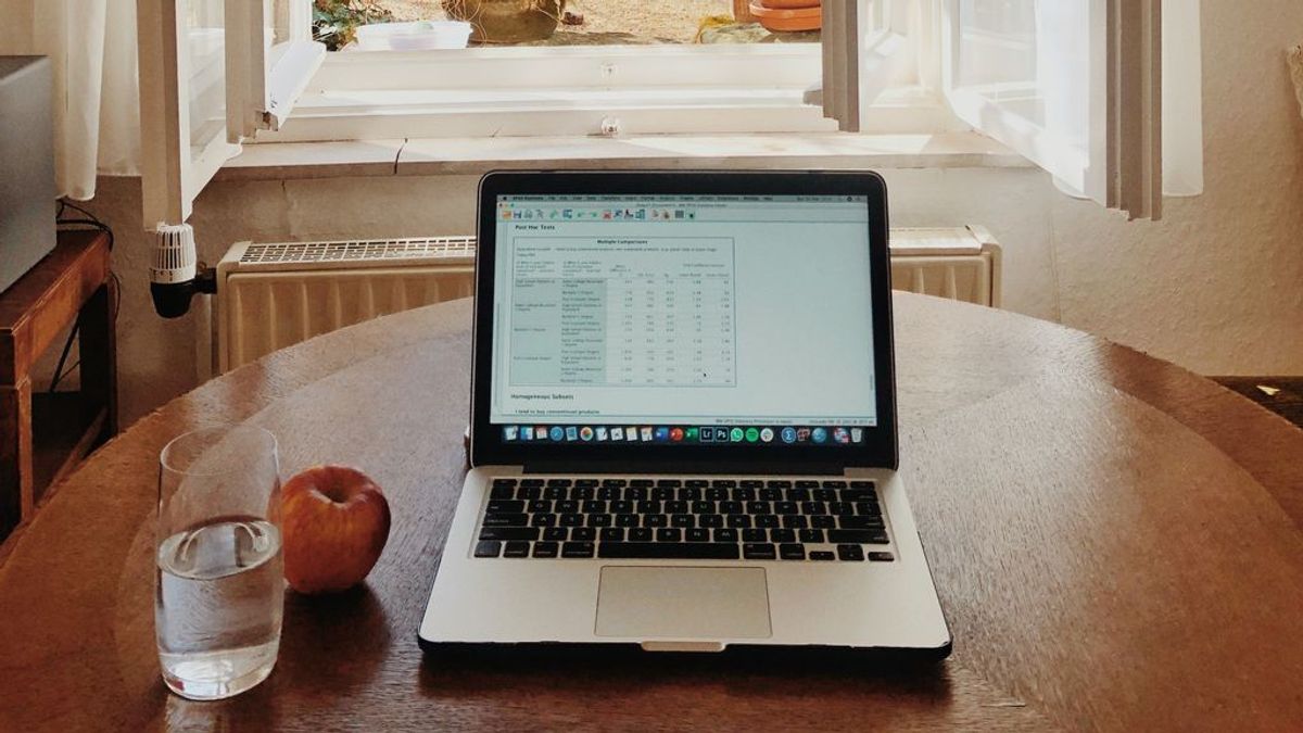 macbook-pro-on-brown-wooden-table-3992776 macbook-pro-on-brown-wooden-table-3992776
