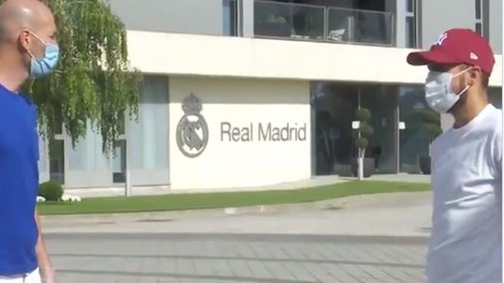 Hazard y Zidane conversando al regreso de los entrenamientos