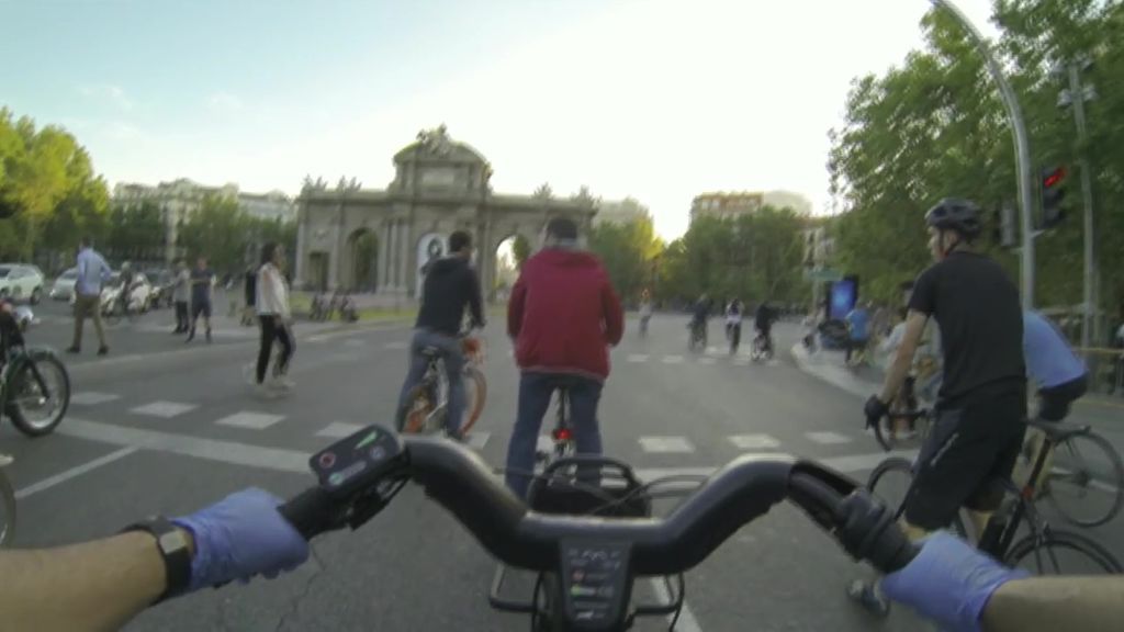 Informativos Telecinco comprueba, sobre un bici, si se respetan las normas de seguridad