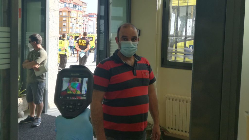 Los voluntarios de la DYA toman la temperatura a los marineros.