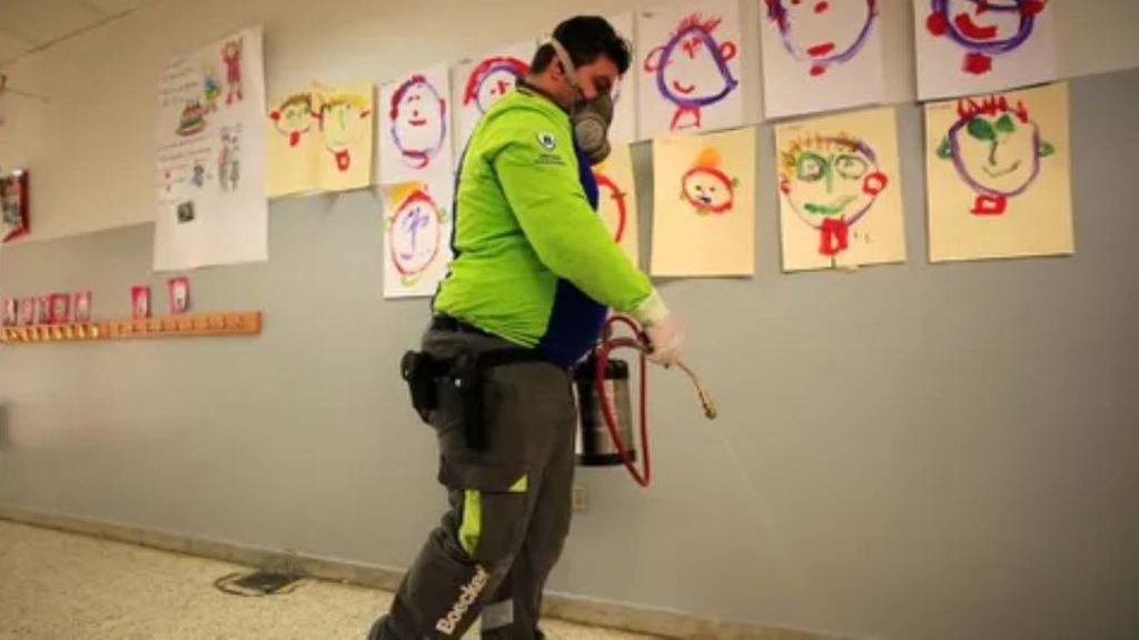 Indignación en los colegios ante el regreso a las aulas de los más pequeños el 25 de mayo en Madrid Indignación en los colegios ante el regreso a las aulas de los más pequeños el 25 de mayo en Madrid