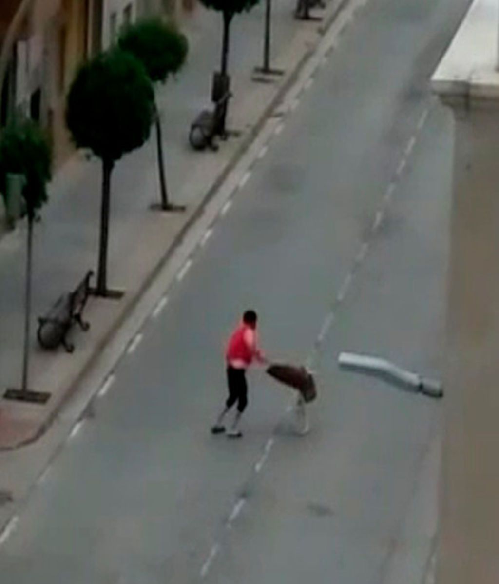 El "torero" haciendo el paseillo en plena calle.