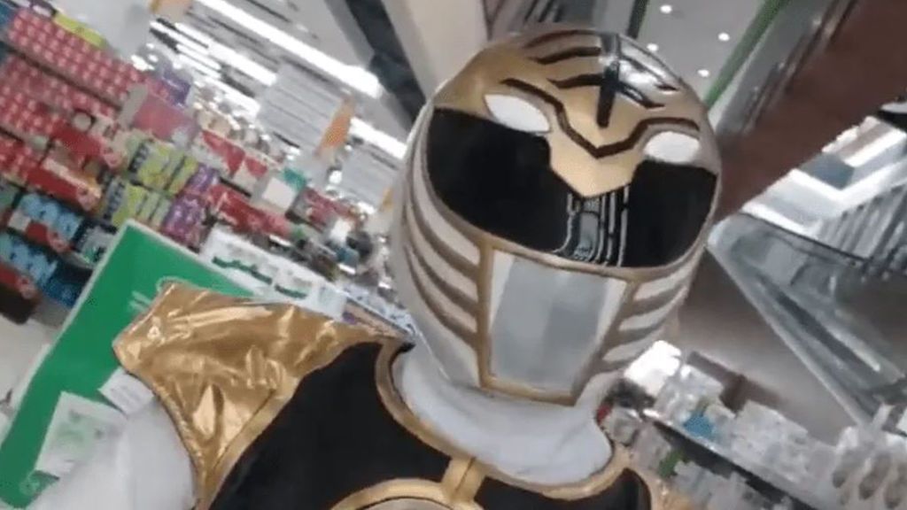 Acude al supermercado vestido de Power Ranger para evitar el coronavirus y hacer reír a la gente
