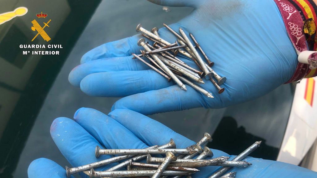 Clavos que la pareja detenida tenía en su poder.