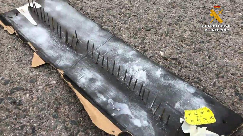 Atravesaron una treintena de clavos en un cartón que pegaron en la calzada.