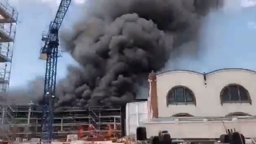 Impresionante incendio en el 'outlet' de La Roca Village de Barcelona Impresionante incendio en el 'outlet' de La Roca Village de Barcelona